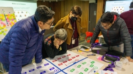 Líderes utilizando técnicas de Management 3.0 para mejorar la colaboración en el equipo